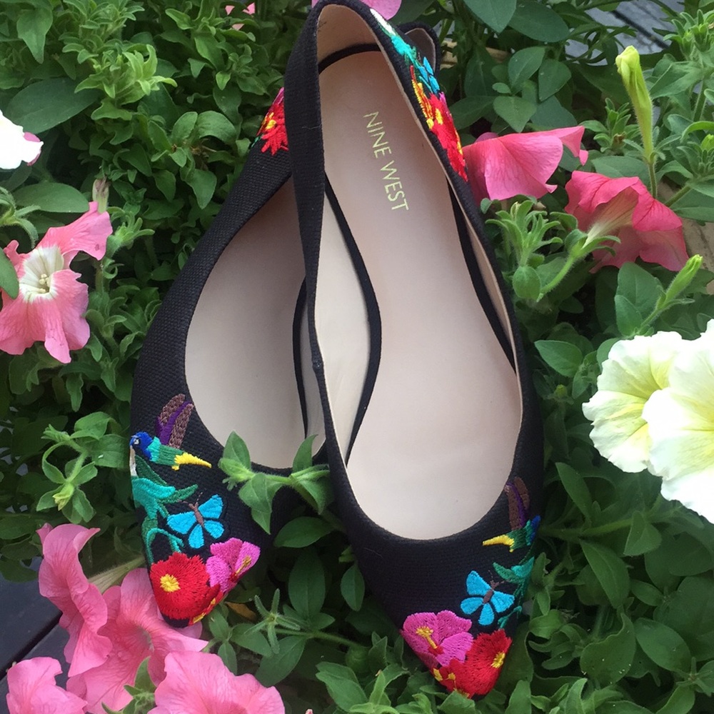 NINE WEST NWOT size 8 BLACK EMBROIDERED FLATS
